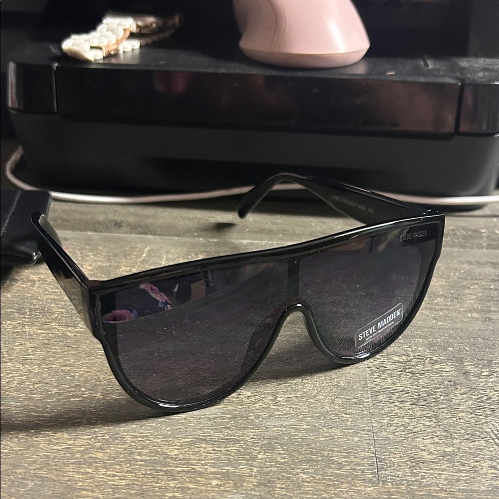 Steve Maddenโ Nigel Glossy Black Sunglasses